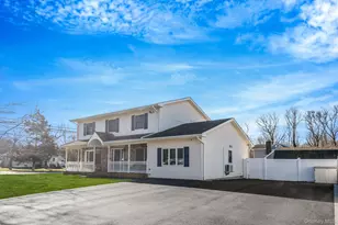 528 Mollie Blvd, Holbrook, NY 11741 - Photo 2