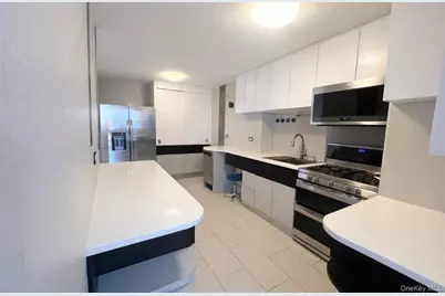 2 Bay Club #10V, Bayside, NY 11360 - Photo 4