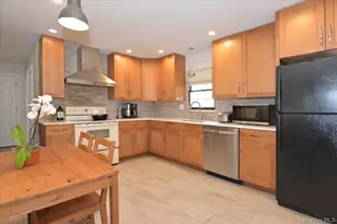 43 Flagstone Ln, Westbury, NY 11590 - Photo 10