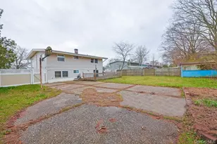 376 Magnolia Dr, Selden, NY 11784 - Photo 16