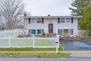 376 Magnolia Dr, Selden, NY 11784 - Photo 2