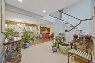 8 Percheron Ln, Roslyn Heights, NY 11577 - Photo 4