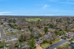 8 Percheron Ln, Roslyn Heights, NY 11577 - Photo 30