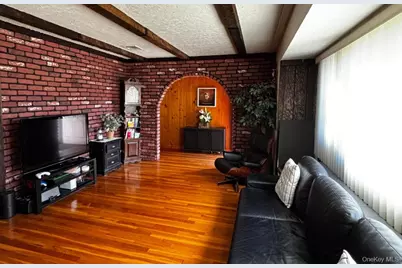 406 Plainview Road, Hicksville, NY 11801 - Photo 2