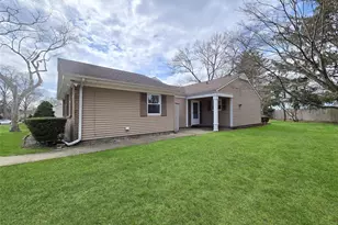 22 Freemont Ln, Coram, NY 11727 - Photo 2