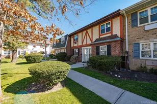 21 Glen Hollow Dr, Holtsville, NY 11742 - Photo 2