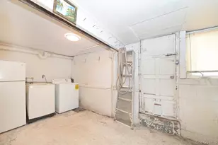 69-11 62nd Dr, Middle Village, NY 11379 - Photo 28