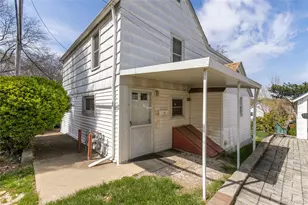 11 Lee Ct, Great Neck, NY 11024 - Photo 2