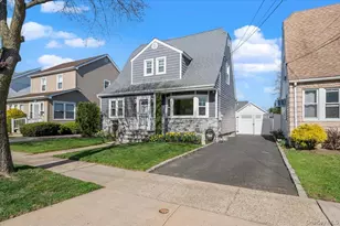 13 Spruce St, Hicksville, NY 11801 - Photo 2