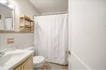 136 Roundhill Drive, Yonkers, NY 10710 - Photo 22