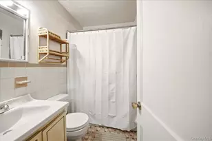 136 Roundhill Dr, Yonkers, NY 10710 - Photo 22