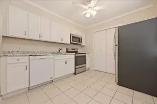 113 Hickory Ln, Levittown, NY 11756 - Photo 6