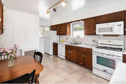 6 Helena Avenue, White Plains, NY 10605 - Photo 10