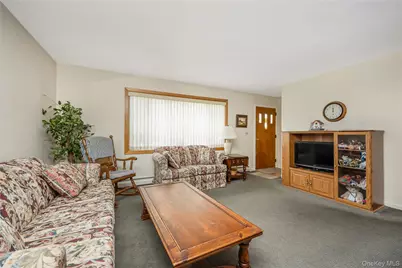 35 W Chestnut Street, Farmingdale, NY 11735 - Photo 4