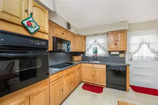 35 W Chestnut St, Farmingdale, NY 11735 - Photo 12