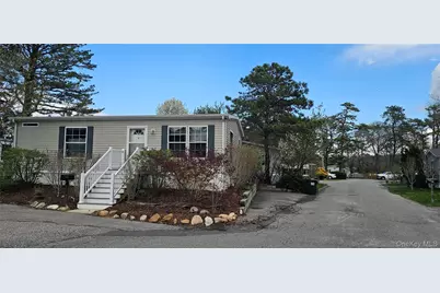 525-B26 Riverleigh Avenue #B26, Riverhead, NY 11901 - Photo 2