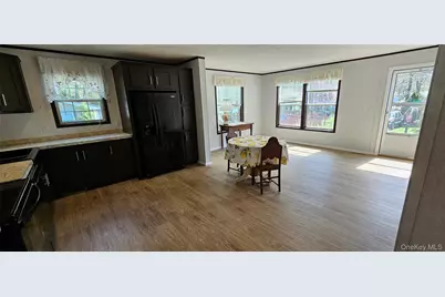 525-B26 Riverleigh Avenue #B26, Riverhead, NY 11901 - Photo 4