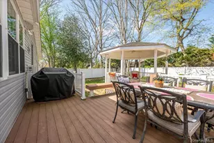 76 Beatrice Ave, West Islip, NY 11795 - Photo 24