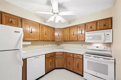 100 S Cambridge Drive S #100, Copiague, NY 11726 - Photo 20