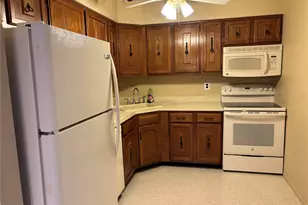 100 Cambridge Dr, Copiague, NY 11726 - Photo 4