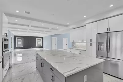 557 Knoll Court, Seaford, NY 11783 - Photo 10