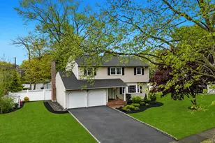 16 Lenore Pl, Hauppauge, NY 11788 - Photo 2