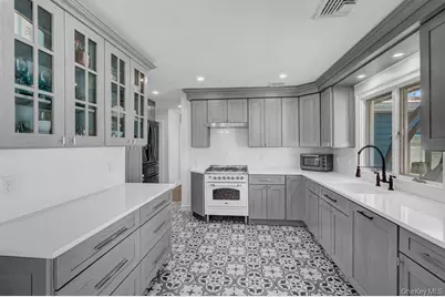 545 Mohawk E, West Hempstead, NY 11552 - Photo 12
