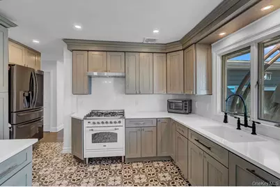 545 Mohawk E, West Hempstead, NY 11552 - Photo 12