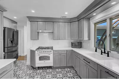545 Mohawk E, West Hempstead, NY 11552 - Photo 14