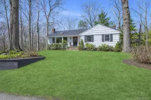 39 Hennessey Dr, Huntington, NY 11743 - Photo 2