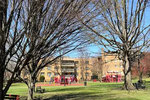 4 Maple Dr, Great Neck, NY 11021 - Photo 10