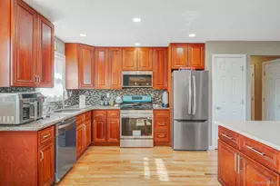 280 S Bayview Ave, Amityville, NY 11701 - Photo 14