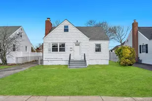 108 Lido Pkwy, Lindenhurst, NY 11757 - Photo 2