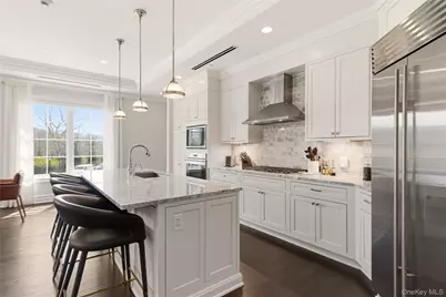 5000 Royal Court #5014, North Hills, NY 11040 - Photo 4