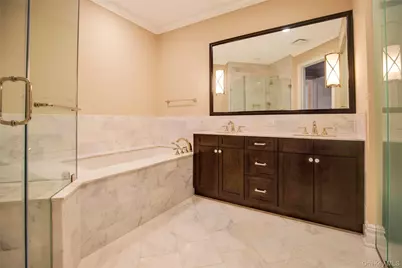 5000 Royal Court #5014, North Hills, NY 11040 - Photo 18