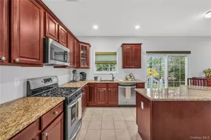 40 Eagle Cir, Bohemia, NY 11716 - Photo 6