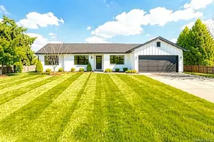 7 Lindner Ct, Brookhaven, NY 11719 - Photo 2