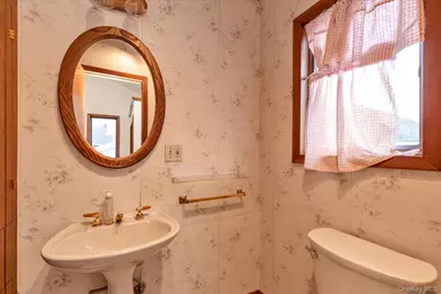 154 Rocklyn Avenue, Lynbrook, NY 11563 - Photo 10