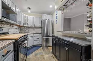 190 Lake Pointe Cir, Middle Island, NY 11953 - Photo 12