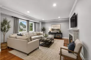 190 Lake Pointe Cir, Middle Island, NY 11953 - Photo 4