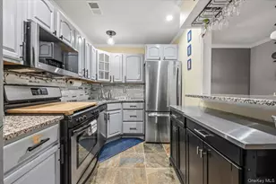 190 Lake Pointe Cir, Middle Island, NY 11953 - Photo 10