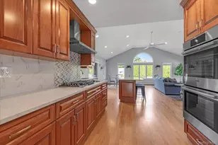 340 Woodbridge Ln, Jericho, NY 11753 - Photo 10