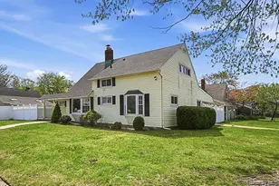 48 Link Ln, Hicksville, NY 11801 - Photo 2