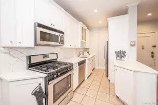 37 Brompton Rd, Great Neck, NY 11021 - Photo 18