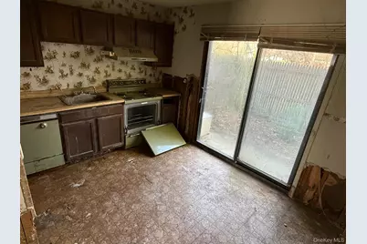 137 Fieldstone Court, Middle Island, NY 11953 - Photo 6