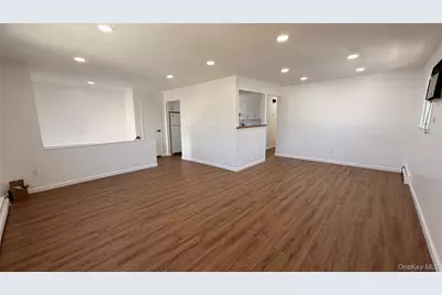 540 Oak Street, Copiague, NY 11726 - Photo 4