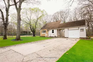 2 Oakland Dr N, Riverhead, NY 11901 - Photo 2