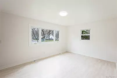 2 Oakland Drive N, Riverhead, NY 11901 - Photo 4