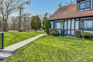 135 Fieldstone Ct, Middle Island, NY 11953 - Photo 2