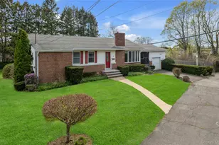 4 Carino Dr, Hicksville, NY 11801 - Photo 2